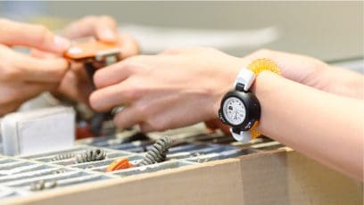 Eine Person trägt die Saunauhr SAN-100H-7B am Handgelenk