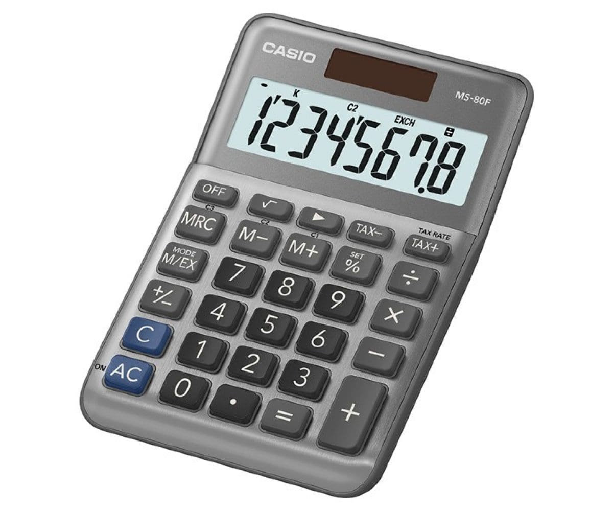 Vista frontal de la calculadora de mesa MS-80F de CASIO con carcasa gris, pantalla grande y teclas numéricas.