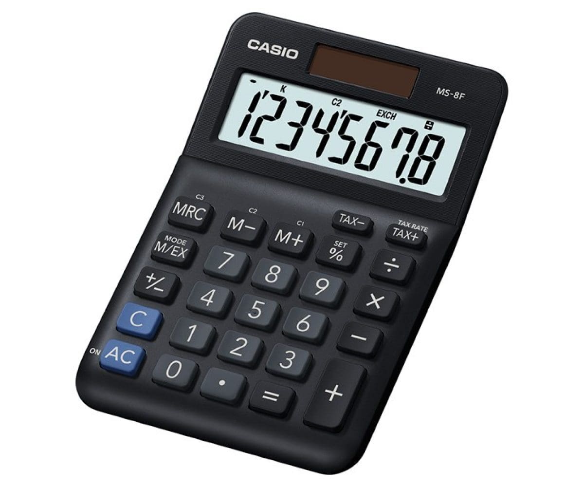 Vista frontal de la calculadora de mesa MS-8F de CASIO en versión mini de escritorio con carcasa negra, pantalla grande y teclas numéricas.