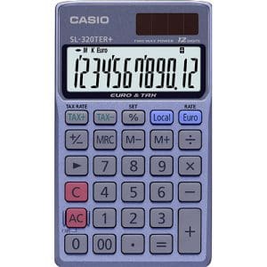 Vista frontal de la sencilla calculadora SL-320TER+ de CASIO con carcasa violeta metalizada, pantalla grande y teclas numéricas.