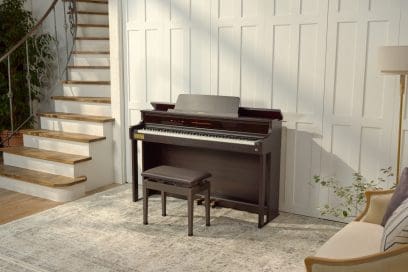 Vista general del piano digital CELVIANO AP-750 en color marrón: imagen de estilo de vida en el salón.