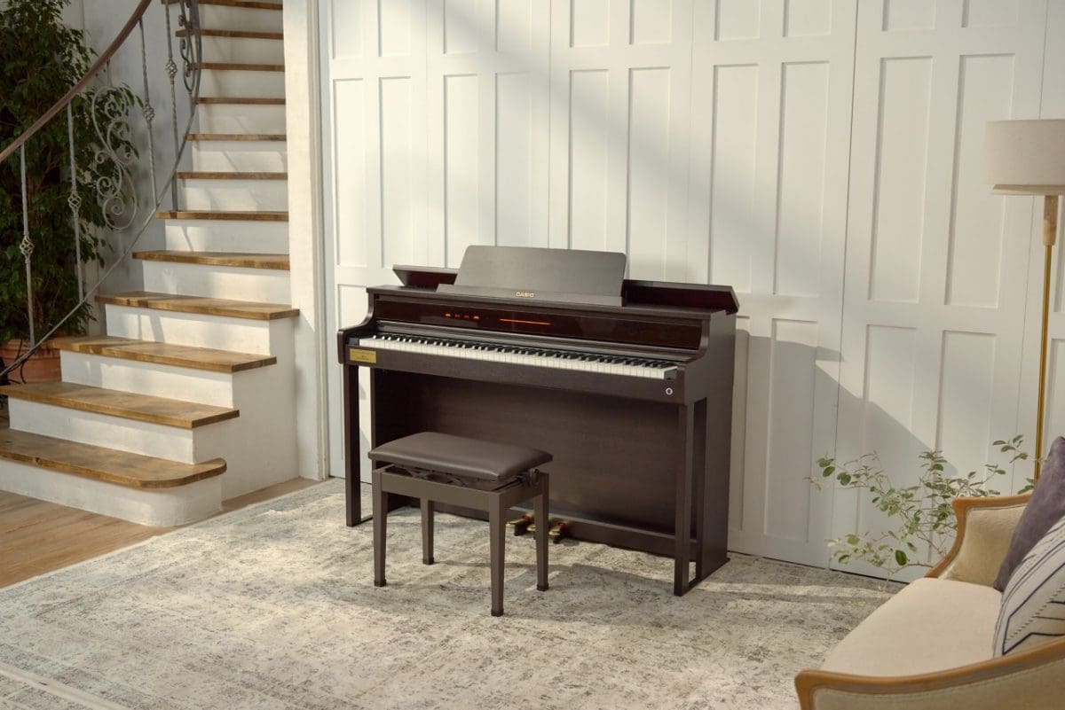 Vista general del piano digital CELVIANO AP-750 en color marrón: imagen de estilo de vida en el salón.