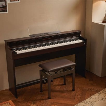 Gesamtansicht braunes CELVIANO AP-S450 Digitalpiano - Lifestyle-Aufnahme im Wohnraum.