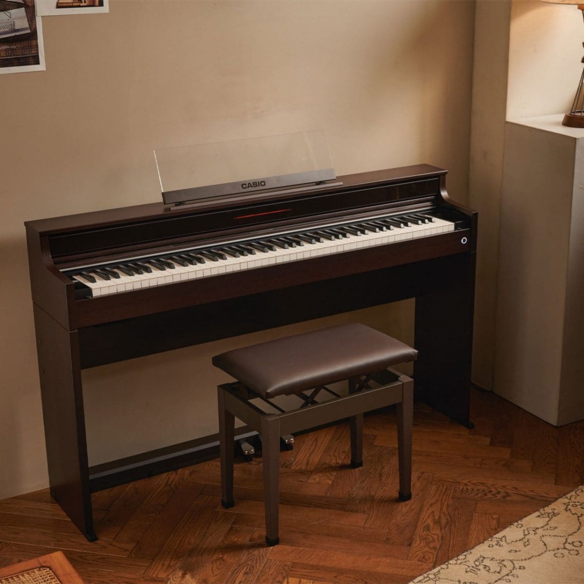 Gesamtansicht braunes CELVIANO AP-S450 Digitalpiano - Lifestyle-Aufnahme im Wohnraum.
