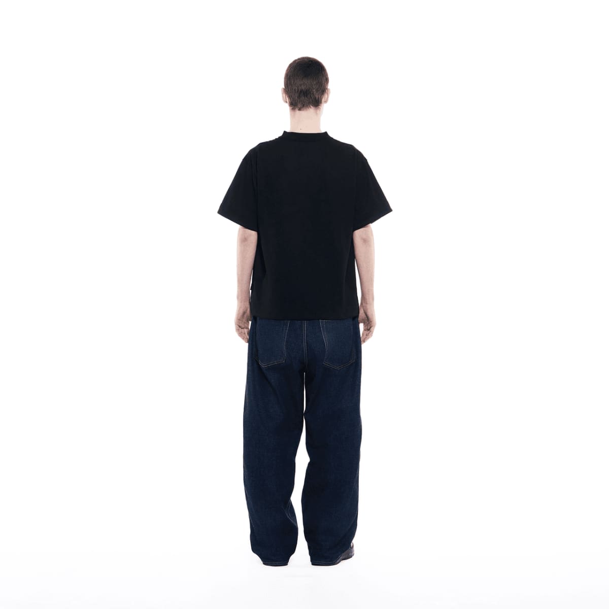 Vista trasera de un hombre con la camiseta GXFAB.
