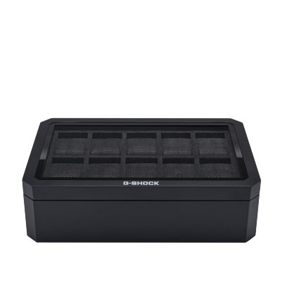 Vista frontal de la caja del reloj cerrada. El logotipo de G-SHOCK es visible en el borde inferior de la tapa.