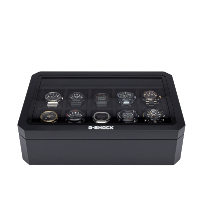 Vista frontal de la caja de reloj cerrada, en la que se pueden ver 10 relojes diferentes a través de la tapa transparente.