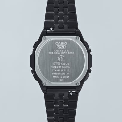 Grabado en el fondo plateado del reloj de pulsera CASIO Vintage A1000RCB-1