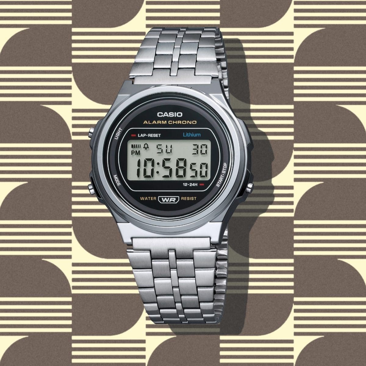 Vista frontal del reloj plateado redondo A171WE-1A con brazalete de acero inoxidable y pantalla digital negra sobre un fondo estampado