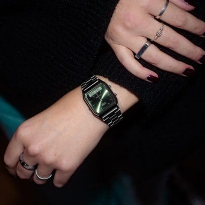 Primer plano de la muñeca de una mujer con un vestido negro. En la muñeca se puede ver el AQ-230A-3AMQYES de la Colección Vintage de CASIO.