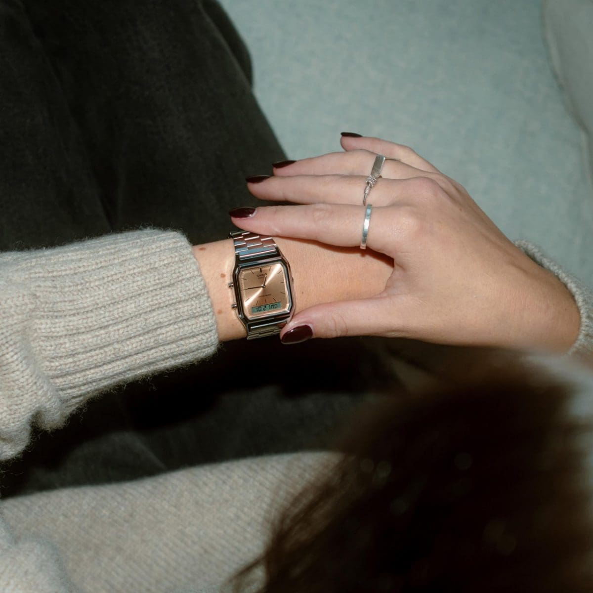 Una mujer es fotografiada a vista de pájaro mirando su reloj de pulsera, el CASIO Vintage Collection AQ-230A-4AMQYES