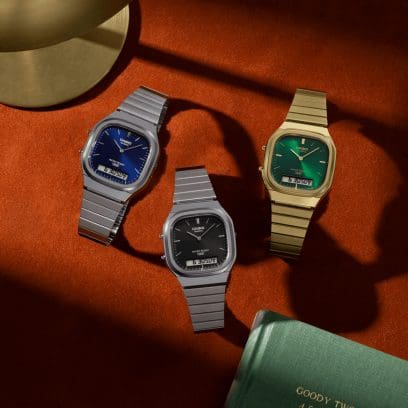Los dos AQ-240E plateados con esferas negras y azul oscuro pueden verse junto al modelo dorado con una esfera verde de la misma serie