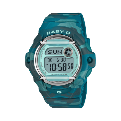 Vista frontal del reloj de pulsera BABY-G BG-169CM-2ER azul verdoso con diseño de camuflaje.