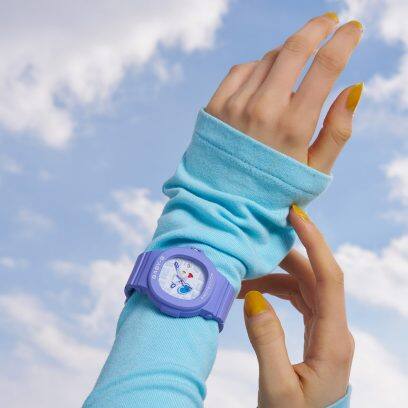 BGA-10-6AER ​​​​en la muñeca de una mujer que vestía un suéter azul claro
