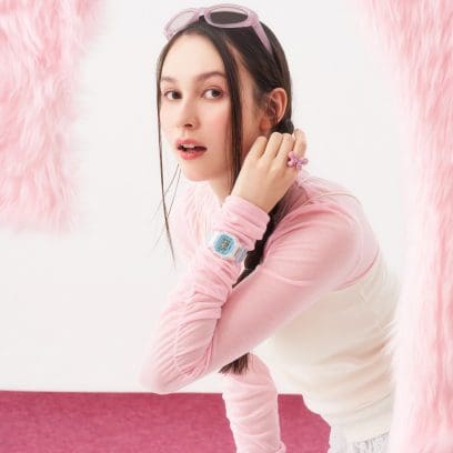 BGD-565GC-2ER en la muñeca de una mujer que llevaba un top rosa