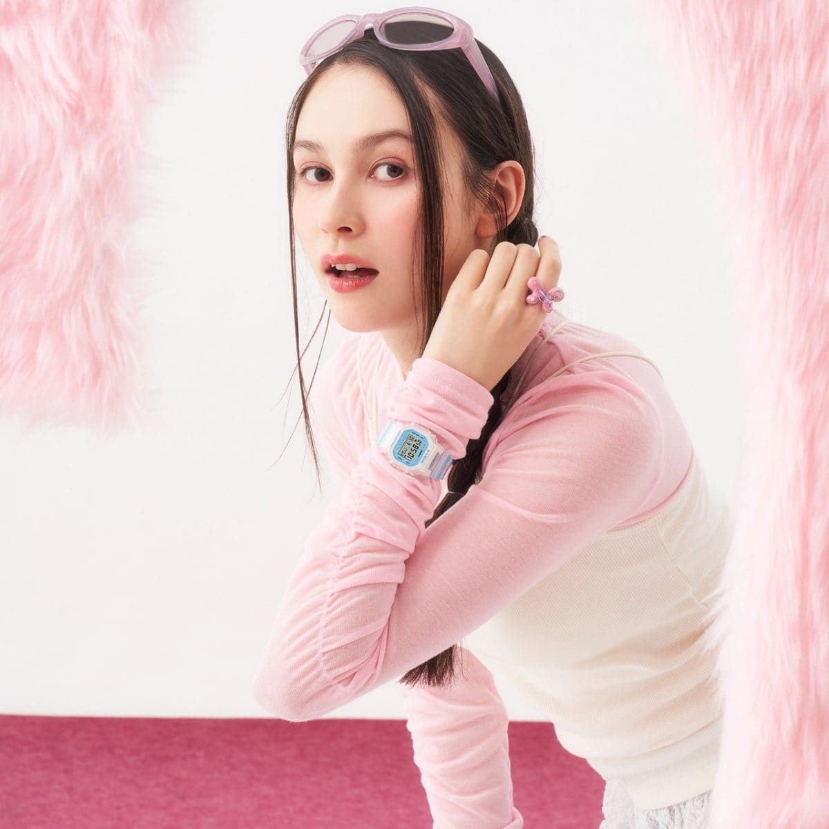 BGD-565GC-2ER en la muñeca de una mujer que llevaba un top rosa