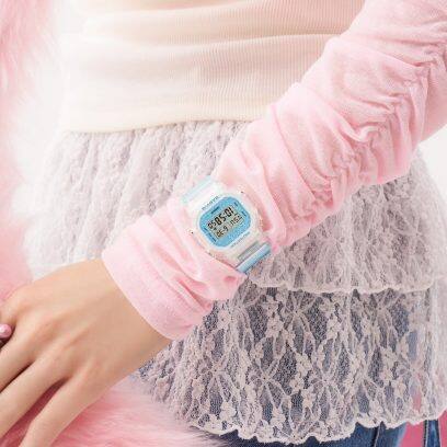 BGD-565GC-2ER en la muñeca de una mujer vestida de rosa