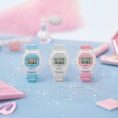 Tres variantes de color azul, blanco y rosa, una al lado de la otra, sobre un fondo azul claro