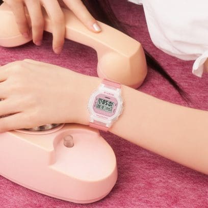 BGD-565GC-4ER en la muñeca de una mujer sosteniendo un teléfono retro