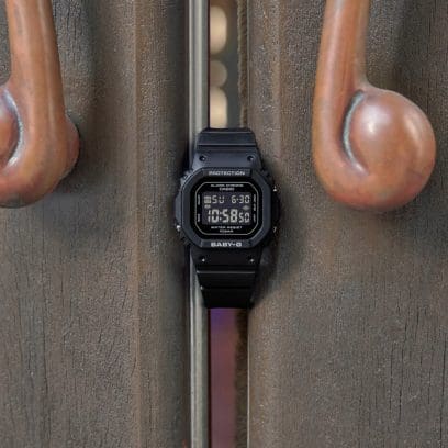 El modelo BGD-565U-1ER entre dos asas metálicas curvadas, frente a una superficie industrial rugosa. 
