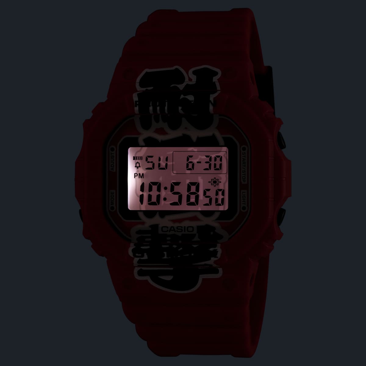 El reloj de pulsera DW-5600AKA-4ER en la oscuridad con la iluminación de la esfera encendida