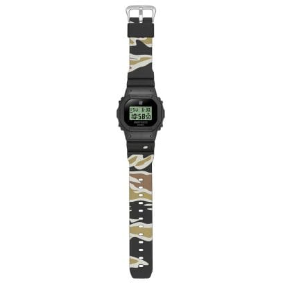 Vista general del DWE-5600UD-1ER con pulsera en diseño de camuflaje de tigre