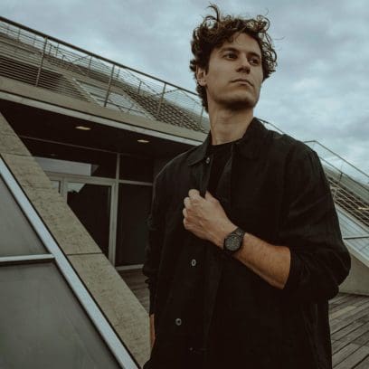 Un hombre con una camisa negra que lleva el EFK-100XPB-1AER