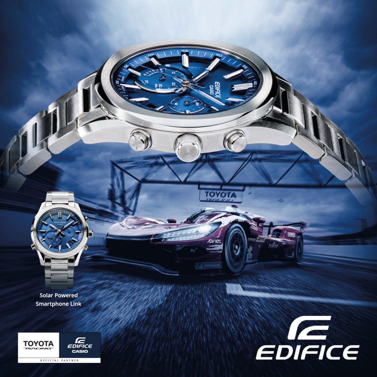 En la imagen se muestra el reloj de pulsera analógico EDIFICE EQB-1300D-2AEF junto a un coche de carreras TOYOTA.