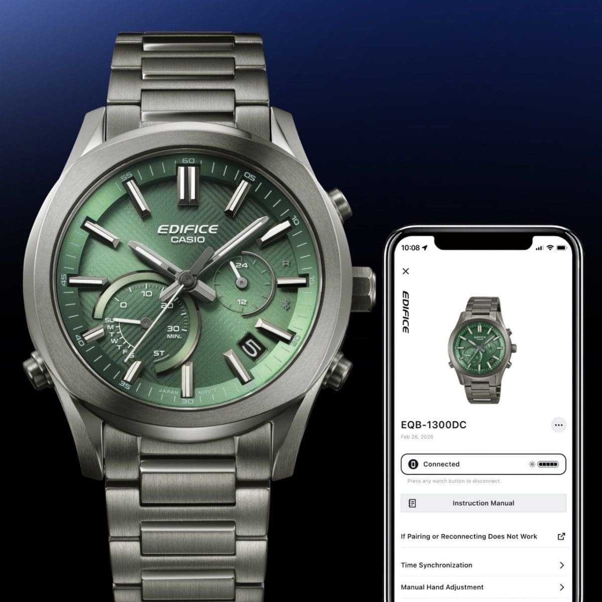 En la imagen se muestra el reloj de pulsera verde EDIFICE EQB-1300DC-3AEF junto a un teléfono inteligente, en cuya pantalla también se puede apreciar este modelo.