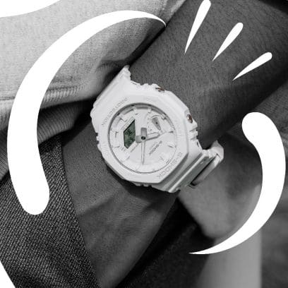 Primer plano del reloj de pulsera GA-2100-7A7 analógico-digital en la muñeca de una persona