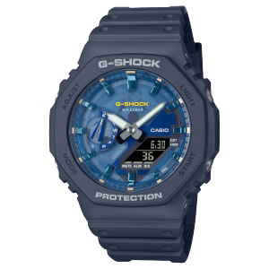 Vista frontal del GA-2100AS-2AER con caja y brazalete gris-azul y esfera azul transparente.