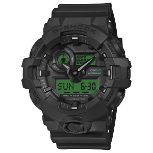 Vista frontal del reloj de pulsera analógico-digital negro GA-700BEG-1AER de G-SHOCK con pantalla digital verde.