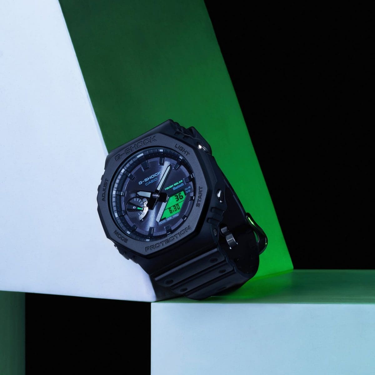 Con la retroiluminación activada, la pantalla del G-SHOCK GA-B2100BEG-1AER brilla en verde en entornos oscuros.