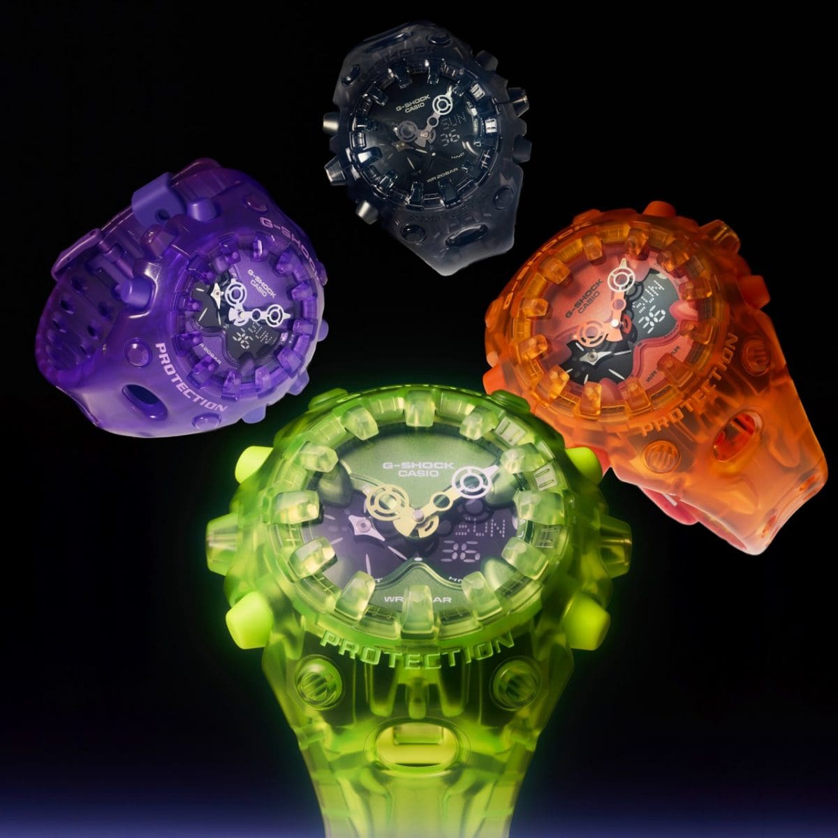 Cuatro variantes de color semitransparentes de la serie GA-V01 (violeta, naranja, verde y gris oscuro) dispuestas una al lado de la otra sobre un fondo oscuro.