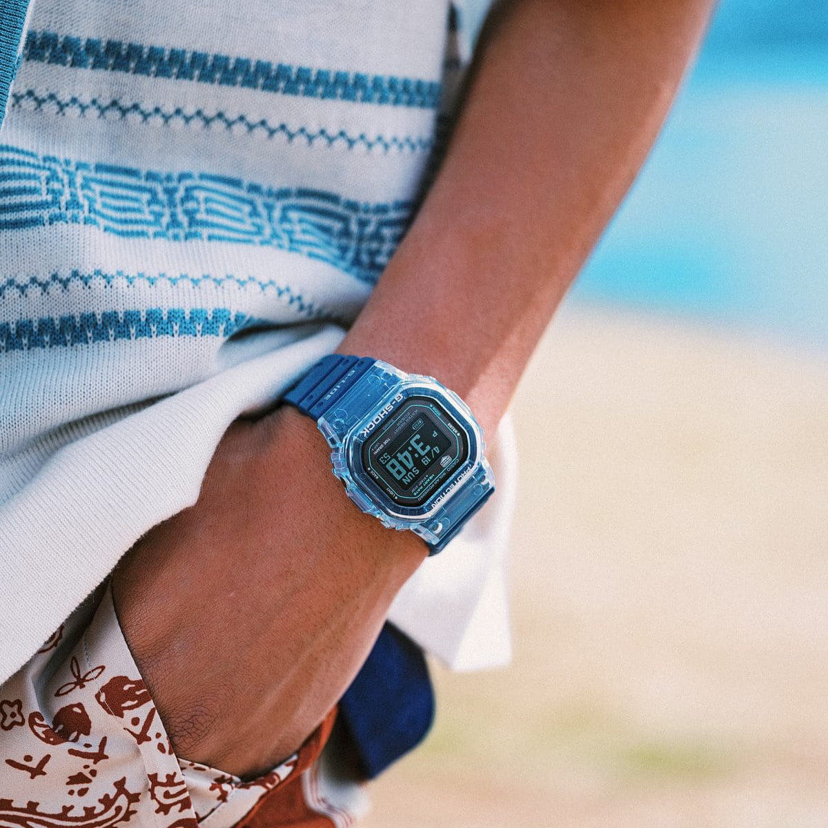 Un hombre vestido con ropa de verano lleva en la muñeca el reloj digital GBX-H5600-2ER
