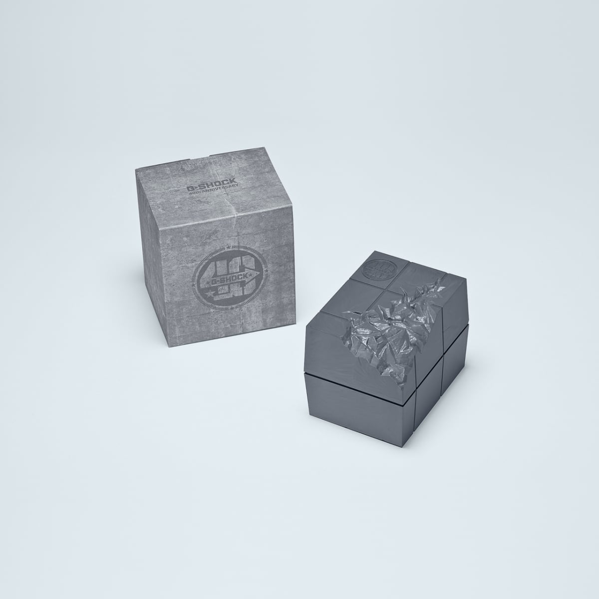 Embalaje gris plateado con el logotipo del aniversario de G-SHOCK