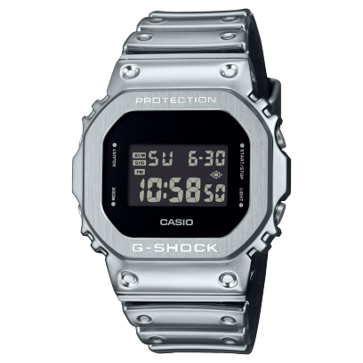 Reloj de pulsera G-SHOCK GM-5600YM-8 con correa de silicona plateada y pantalla digital rectangular negra
