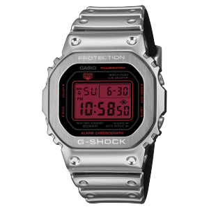 Vista frontal del G-SHOCK GM-5600YRA-8ER plateado con esfera negra y pantalla digital roja