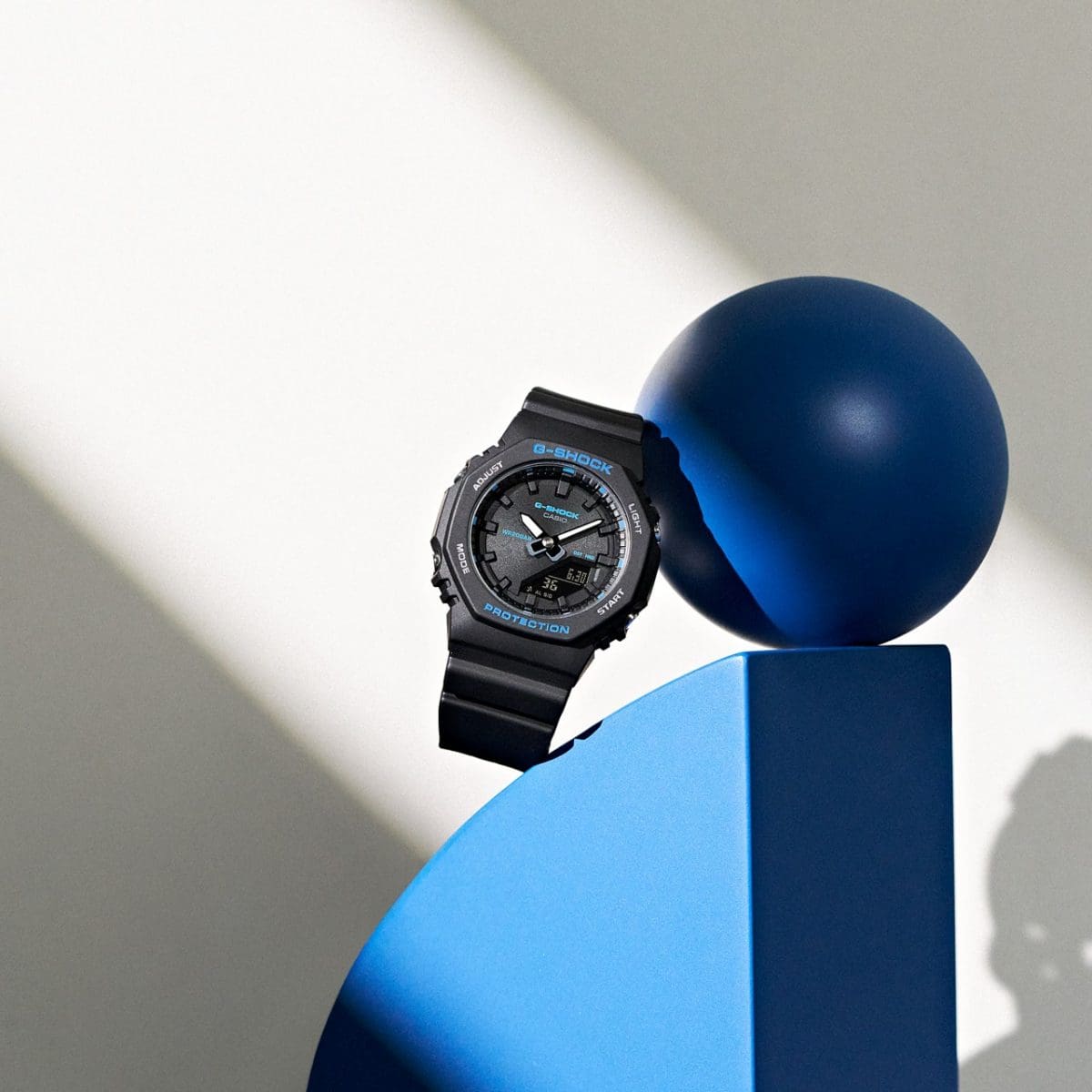 El reloj GMA-P2100BA-1AER negro con dial analógico-digital se basa en formas geométricas azules.