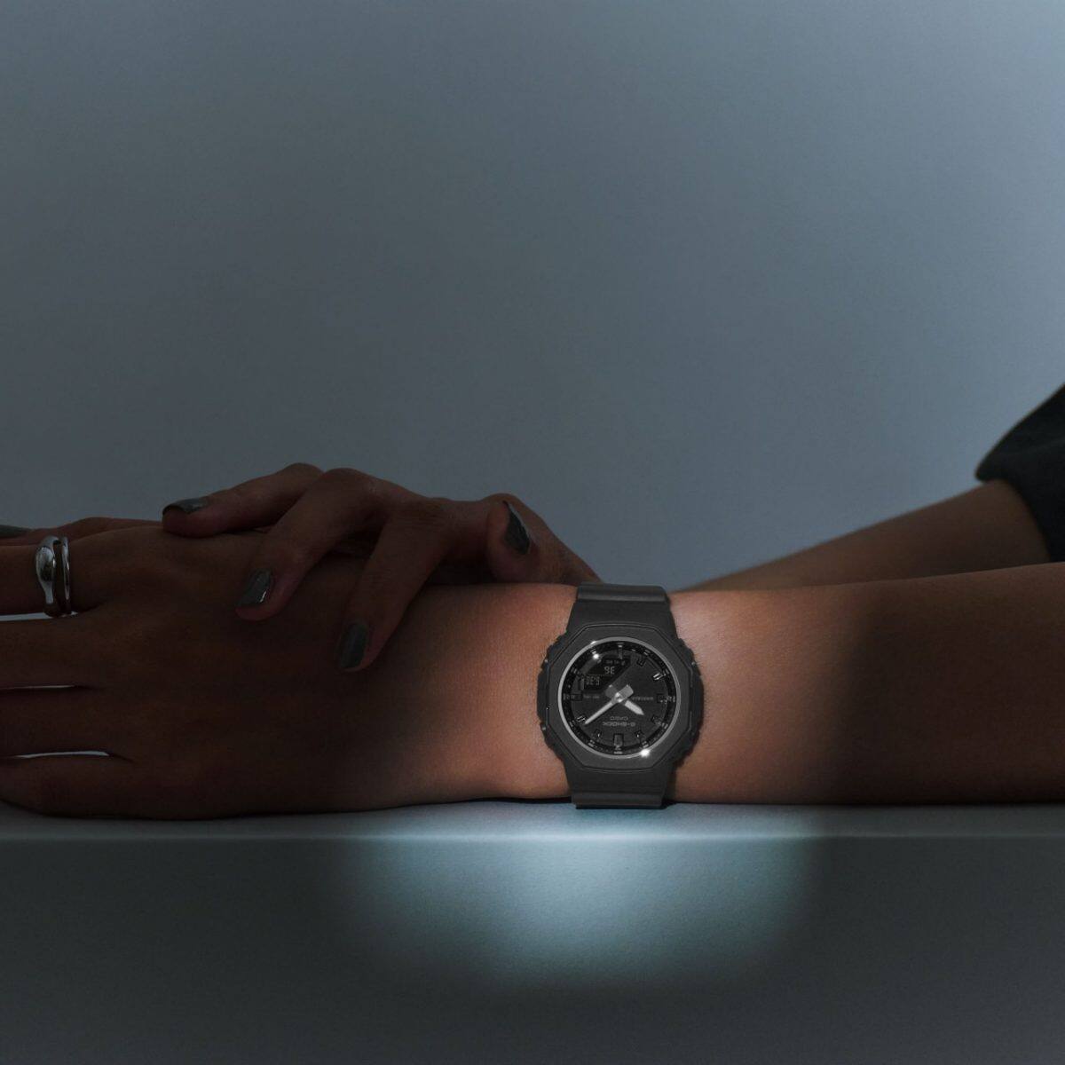 El GMA-P2110-1AER en la muñeca de una mujer. El reloj está iluminado por un cono de luz.