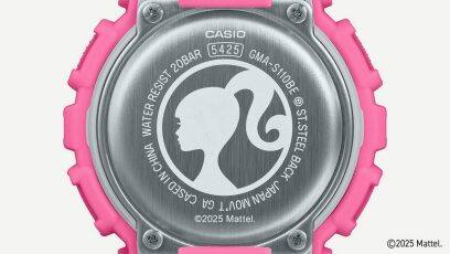 Vista trasera de la GMA-S110BE-4AER con la típica cabeza de silueta de Barbie™ como un gran grabado en el medio.