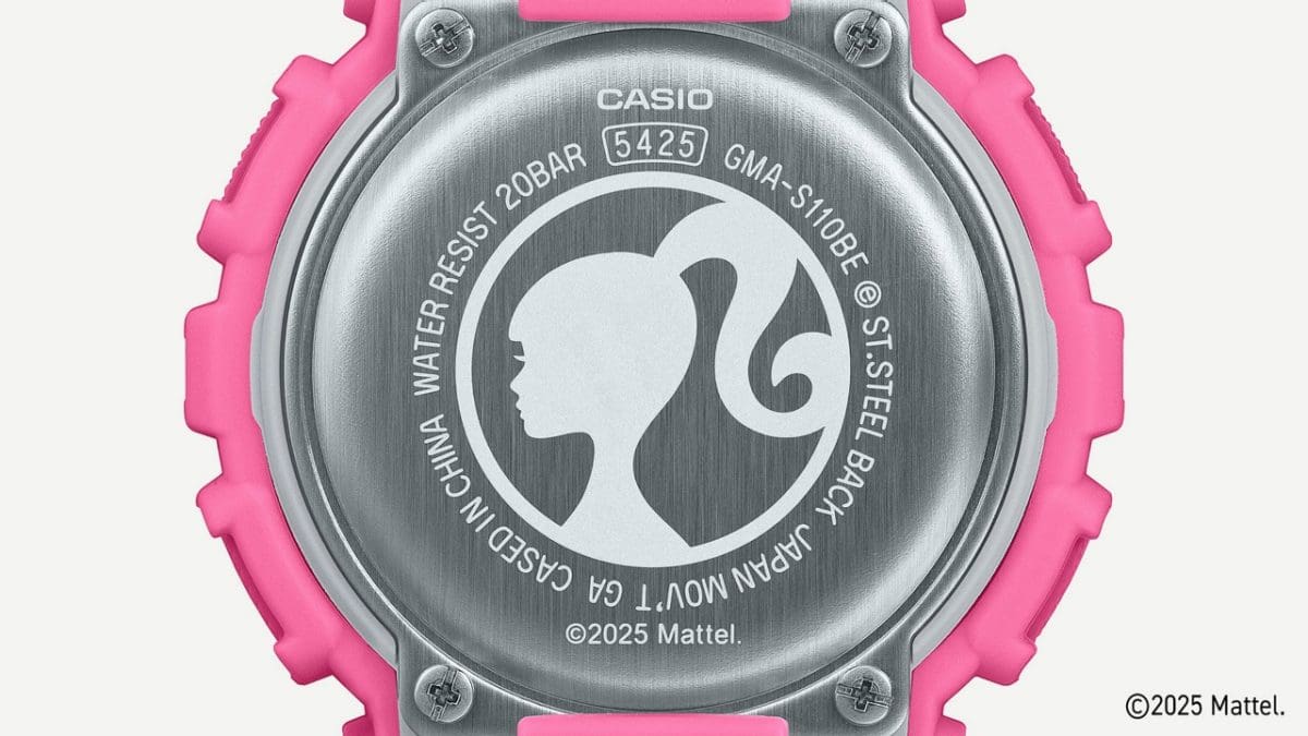 Vista trasera de la GMA-S110BE-4AER con la típica cabeza de silueta de Barbie™ como un gran grabado en el medio.