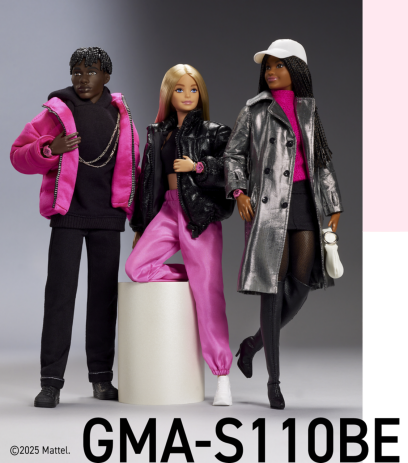 Tres Barbies con diferentes tonos de piel tienen versiones en miniatura del GMA-S110BE-4AER en sus muñecas. 