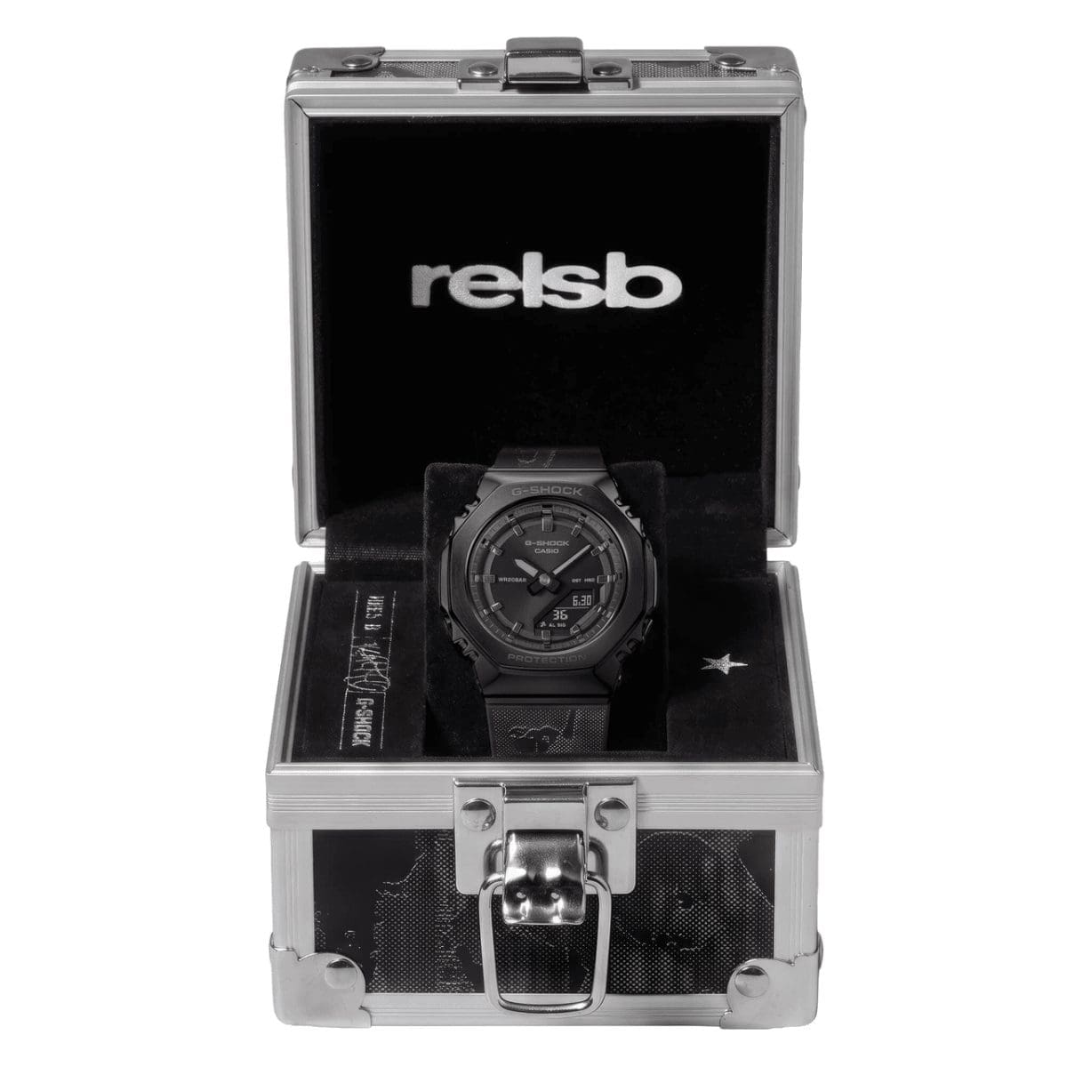 El embalaje del reloj de pulsera GM-S2110B-8ARLSB, en colaboración con Rels B, es una pequeña caja negra y plateada con el logotipo de Rels B en el interior de la tapa.