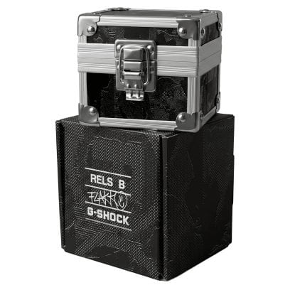 El pequeño estuche, que sirve de embalaje para el reloj de pulsera G-SHOCK GM-S2110B-8ARLSB, viene en una caja exterior de cartón negro.