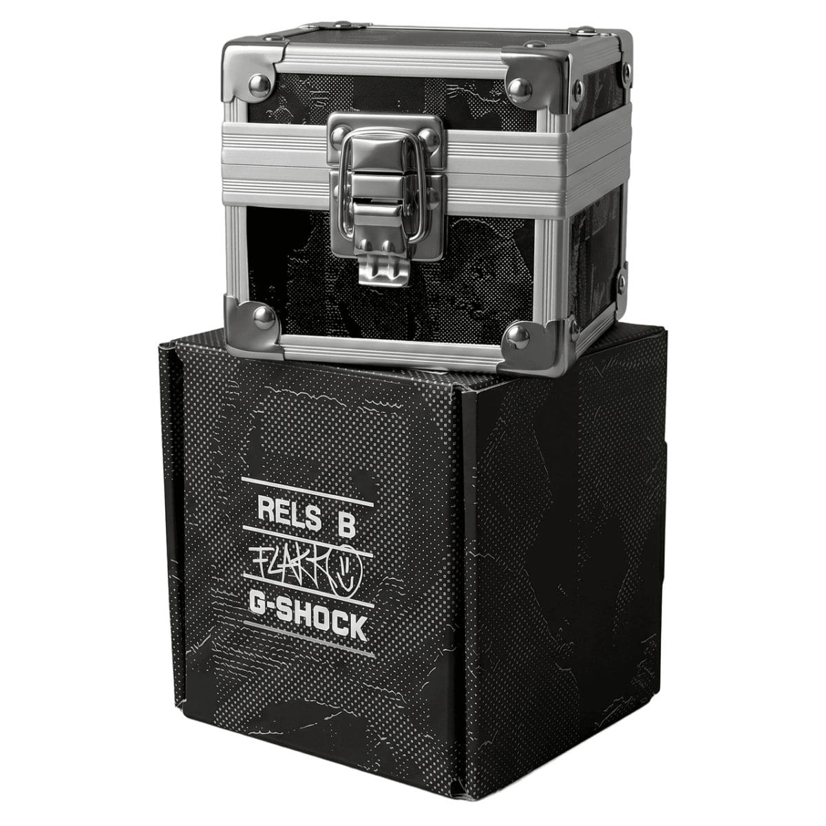 El pequeño estuche, que sirve de embalaje para el reloj de pulsera G-SHOCK GM-S2110B-8ARLSB, viene en una caja exterior de cartón negro.