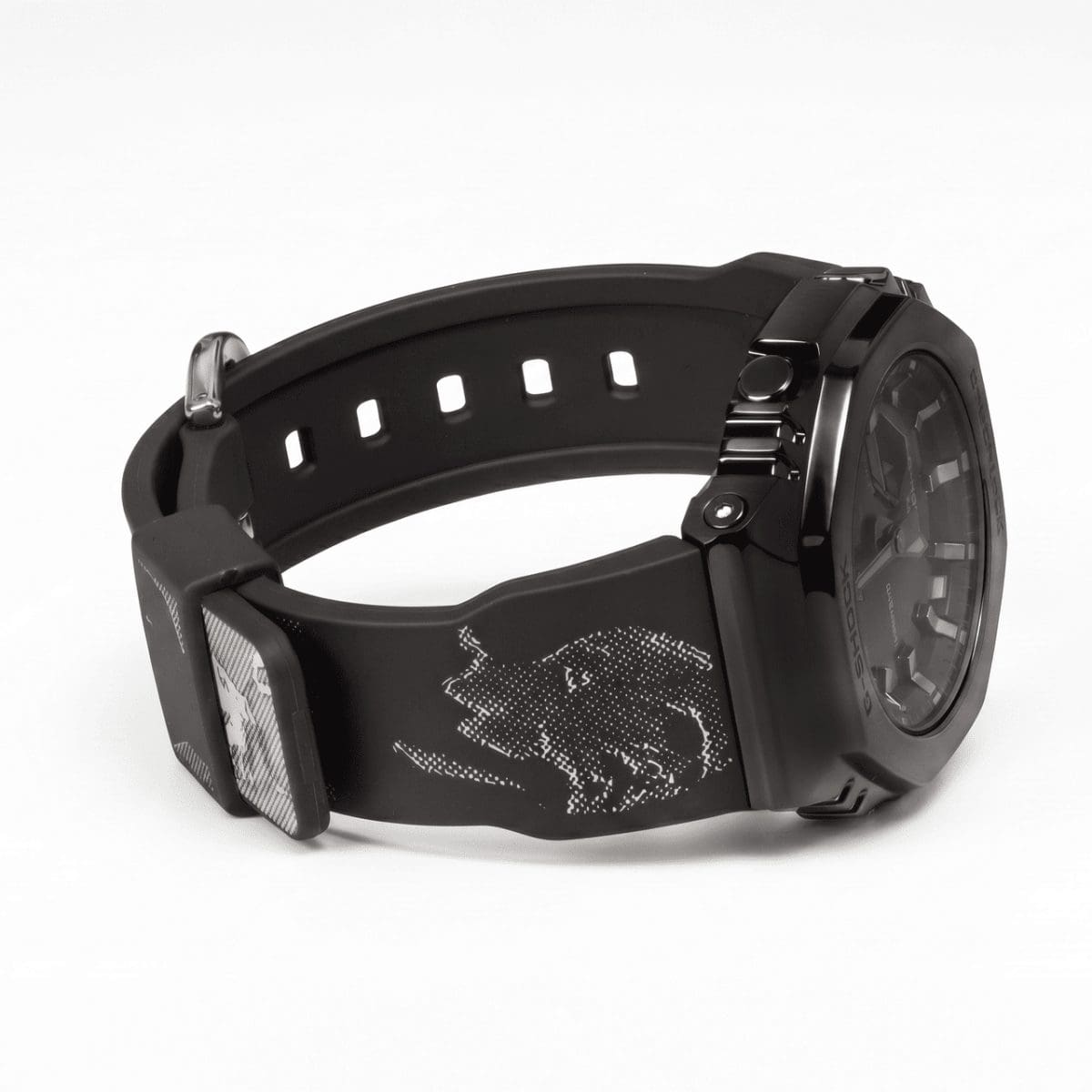 La correa de resina negra del reloj analógico-digital GM-S2110B-8ARLSB muestra momentos del último Rels B Tour.