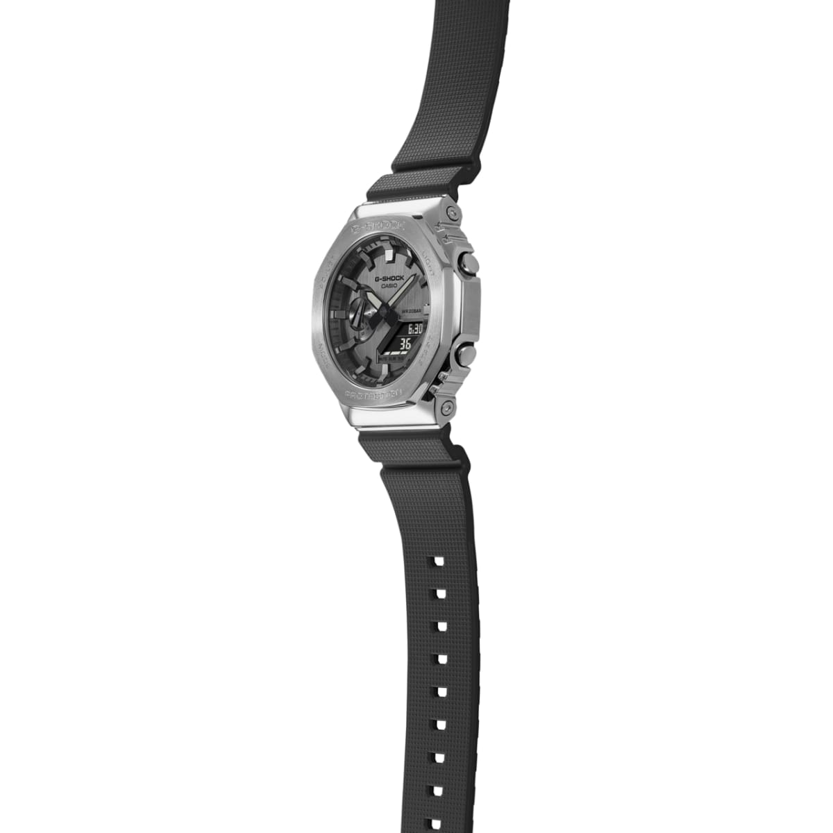Vista lateral del reloj de pulsera analógico G-SHOCK GM-2100-1A-MAN con superficie texturizada en la correa de resina negra.