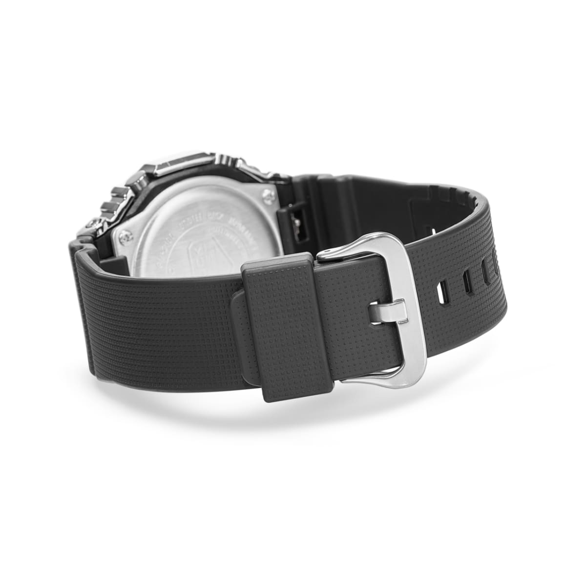 Vista posterior del reloj de pulsera GM-2100-1A-MAN con correa cerrada y cierre de metal plateado.