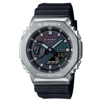 El reloj de pulsera G-SHOCK GM-2100RW-1A con correa de resina negra y bisel metálico plateado tiene una esfera analógica con un colorido motivo de pared de ladrillo